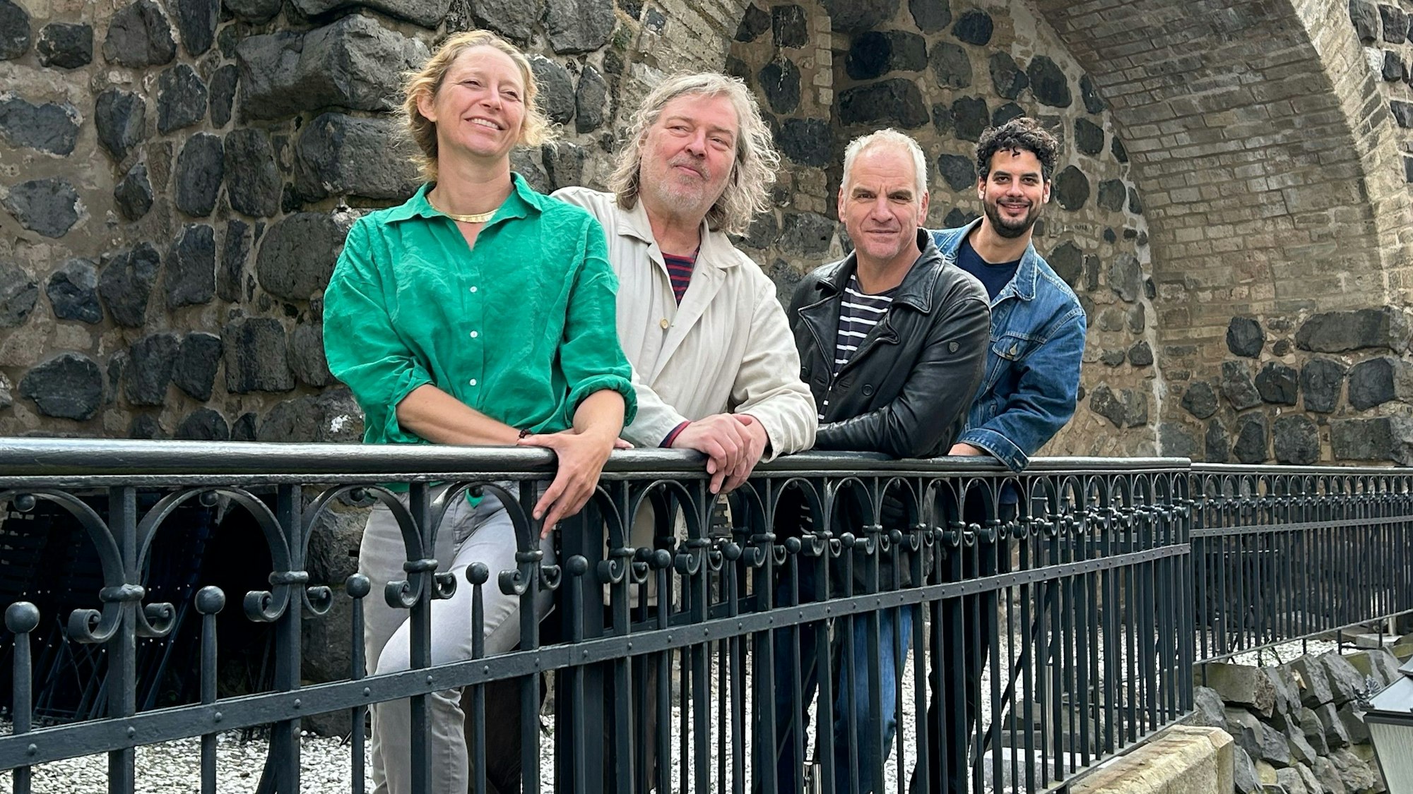 eine Frau und drei Männer mittleren Alters vor der Severinstorburg