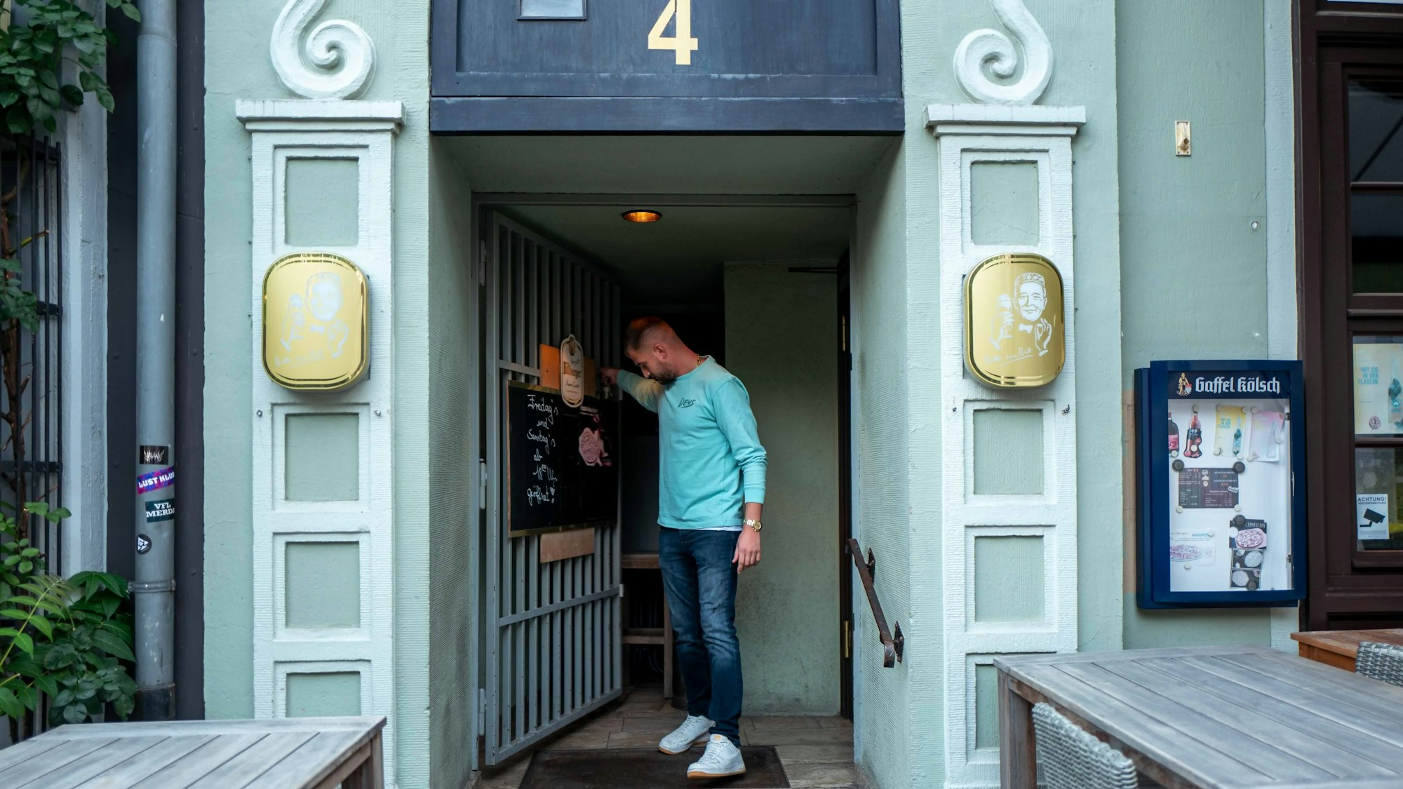 Das Bild zeigt den bisherigen Pächter Nico Falkenberg, wie er die Tür schließt.