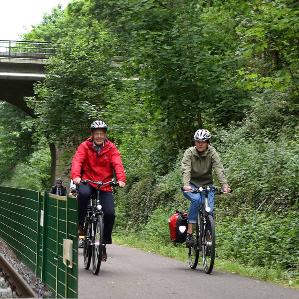 Fotomontage der Balkantrasse mit Radlern und einer Straßenbahn