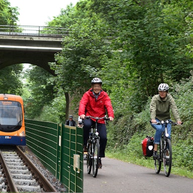 Fotomontage der Balkantrasse mit Radlern und einer Straßenbahn