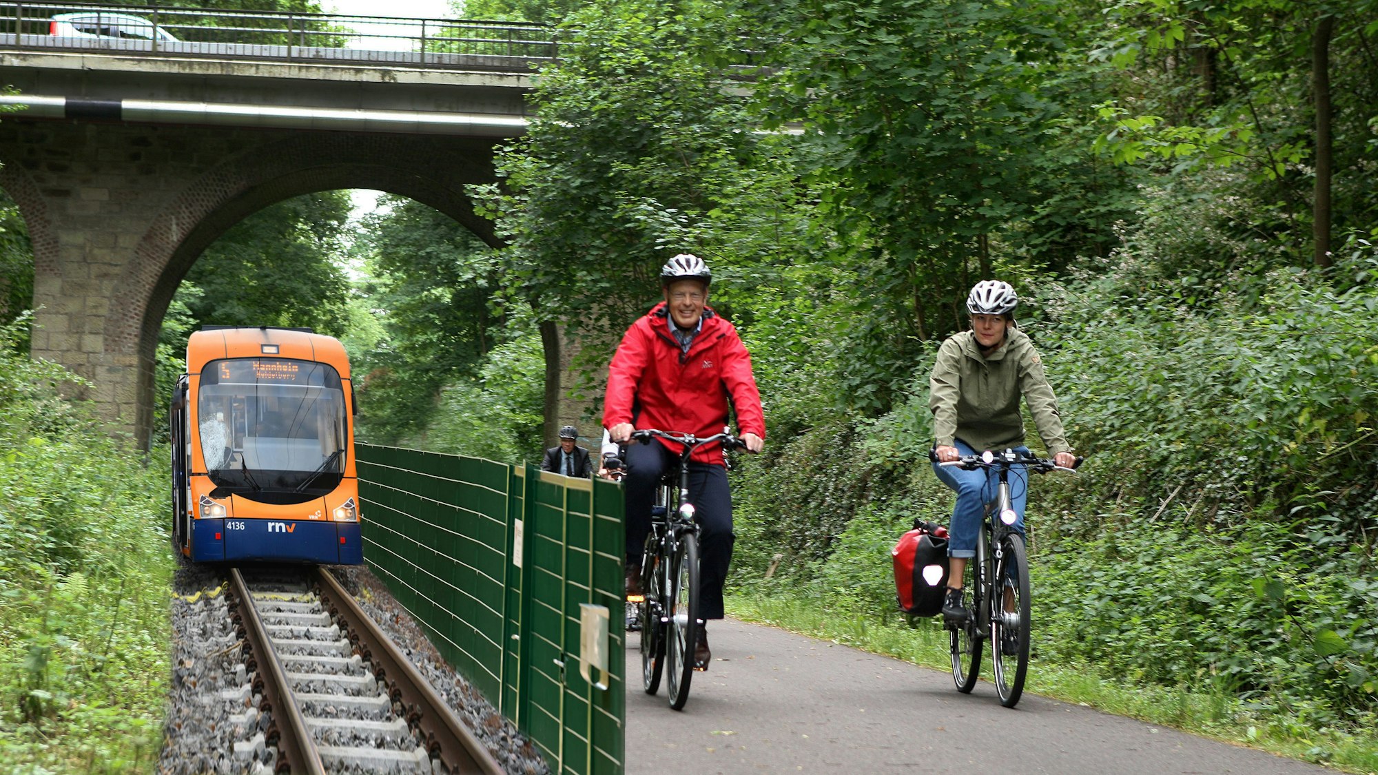 Fotomontage der Balkantrasse mit Radlern und einer Straßenbahn