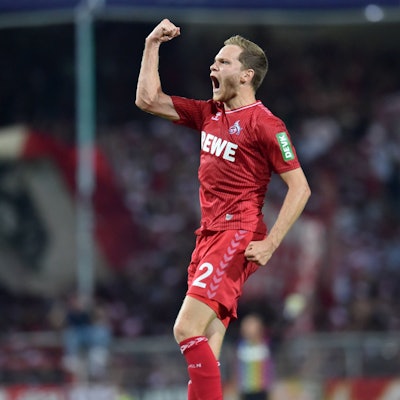 Torschütze Benno Schmitz jubelt nach seinem Tor zum 0:1 beim DFB-Pokal-Erstrundenspiel beim l VfL Osnabrück.