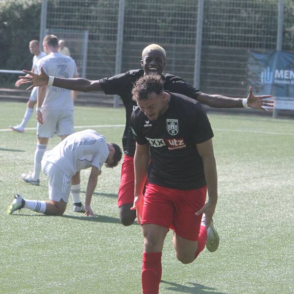 Hajdar Shala (vorne) und Benny Boboy vom FC Hennef