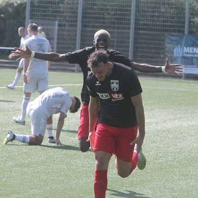 Hajdar Shala (vorne) und Benny Boboy vom FC Hennef