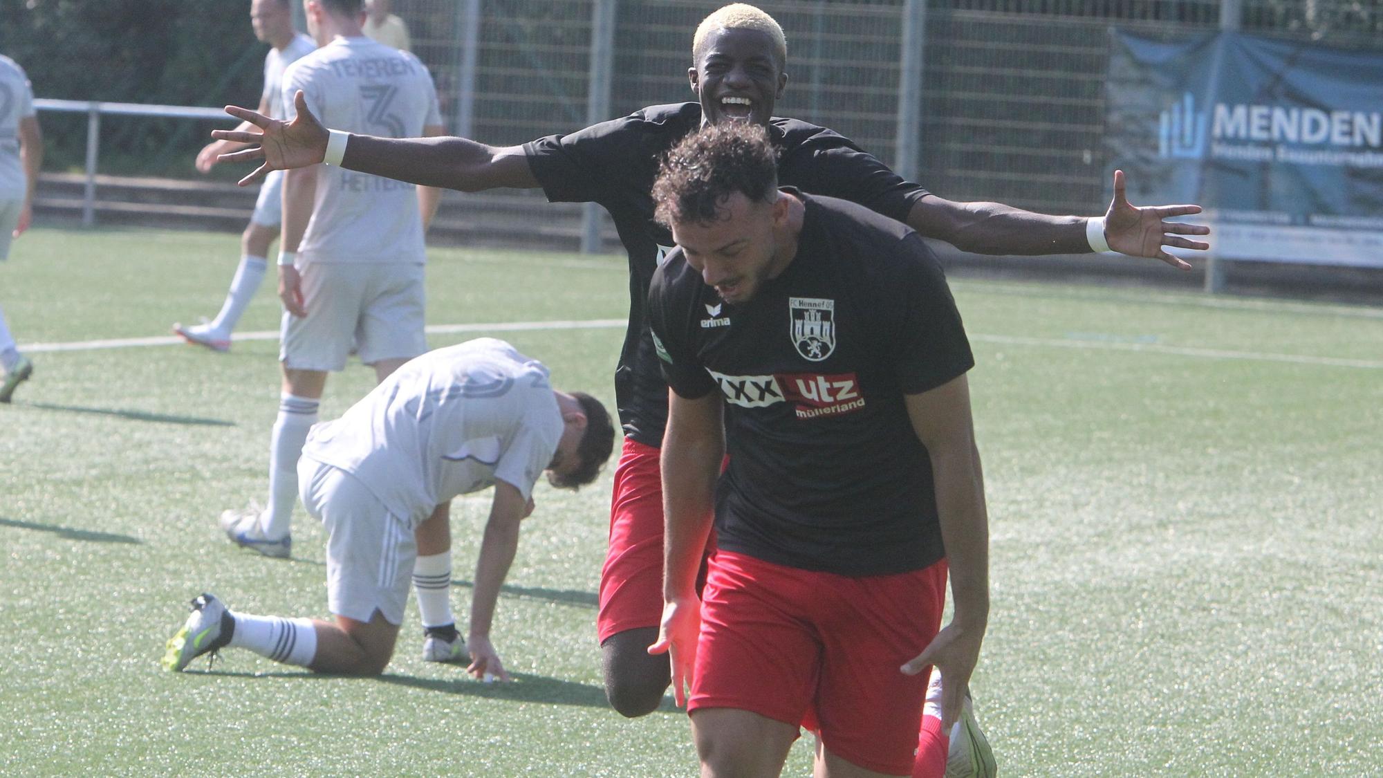 Hajdar Shala (vorne) und Benny Boboy vom FC Hennef