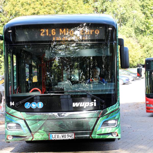 Zwei Busse der Wupsi: links ein elektrischer, rechts einer mit Diesel.