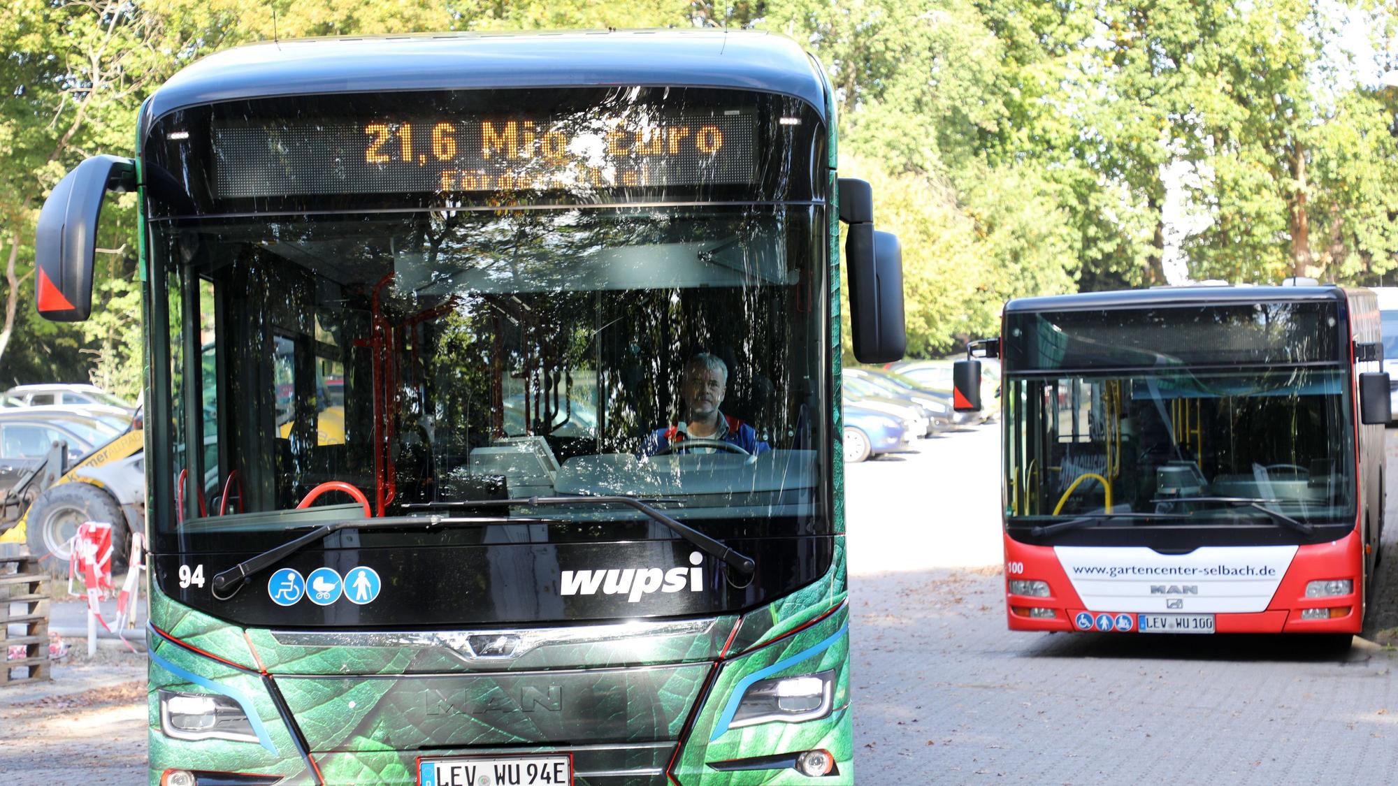 Zwei Busse der Wupsi: links ein elektrischer, rechts einer mit Diesel.