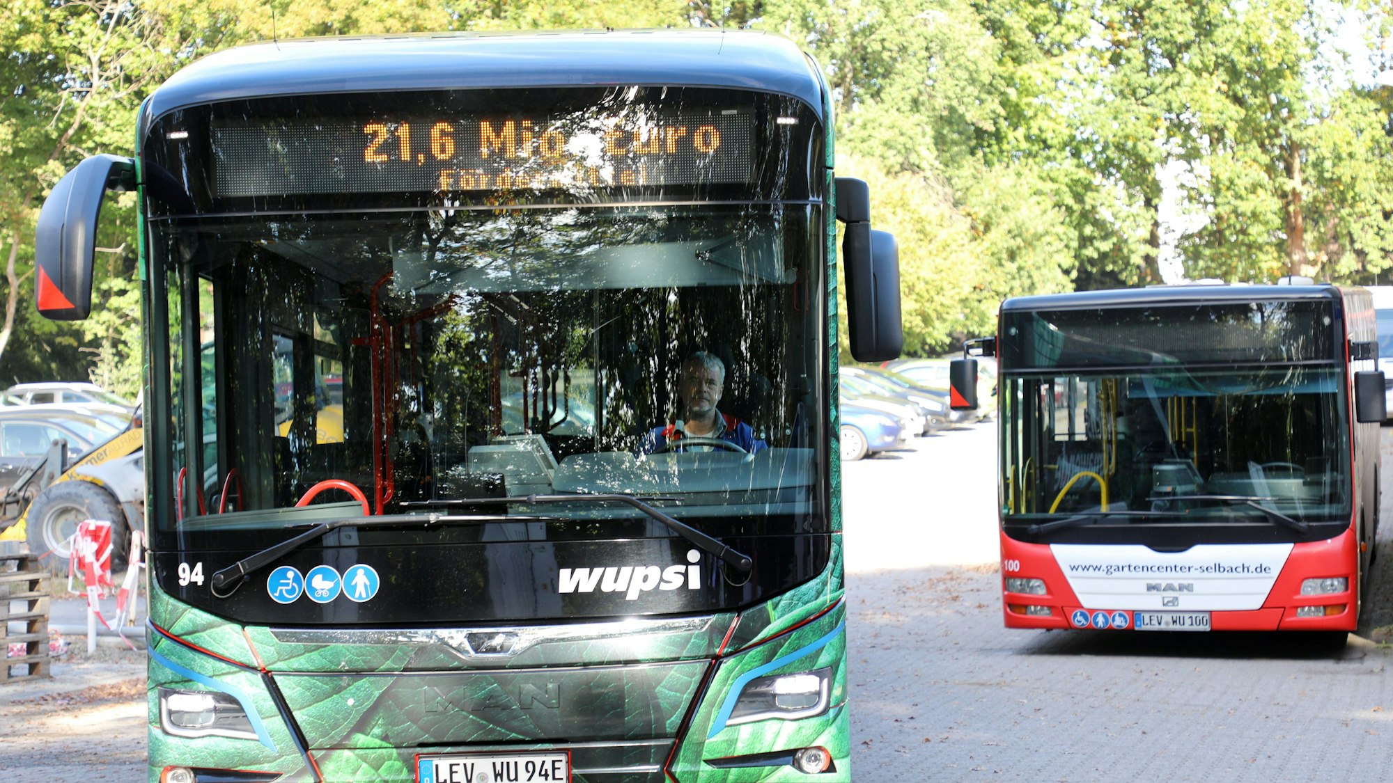 Zwei Busse der Wupsi: links ein elektrischer, rechts einer mit Diesel.