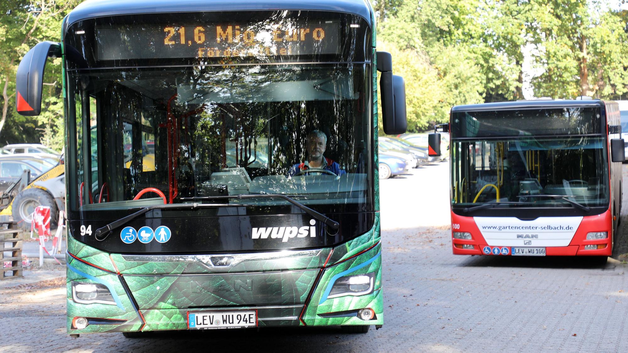 Ein Bus mit Elektroantrieb neben einem mit Dieselmotor