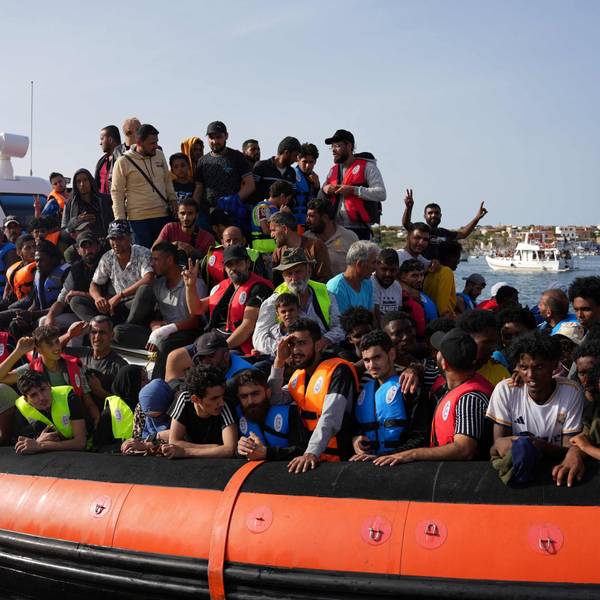 Menschen kommen im Hafen der italienischen Insel Lampedusa an.