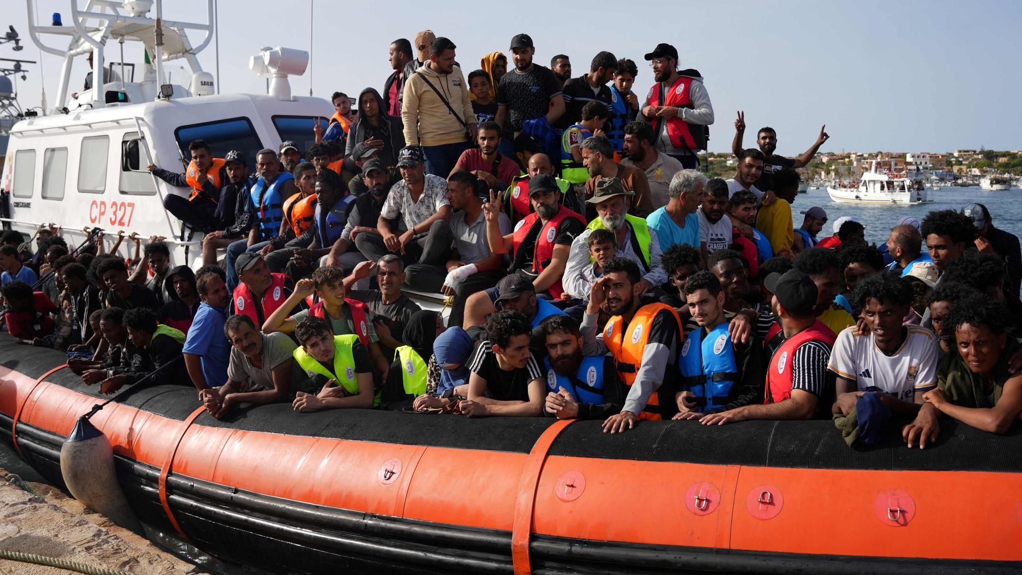 Menschen kommen im Hafen der italienischen Insel Lampedusa an.