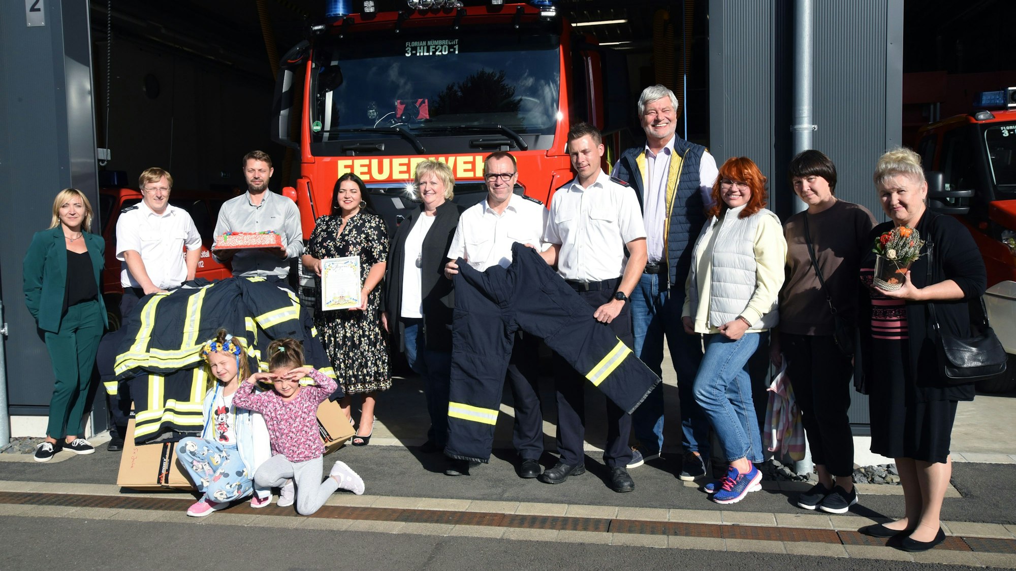 Übergabe von Feuerwehruniformen an die Caritas am Feuerwehrhaus in Nümbrecht-Winterborn.