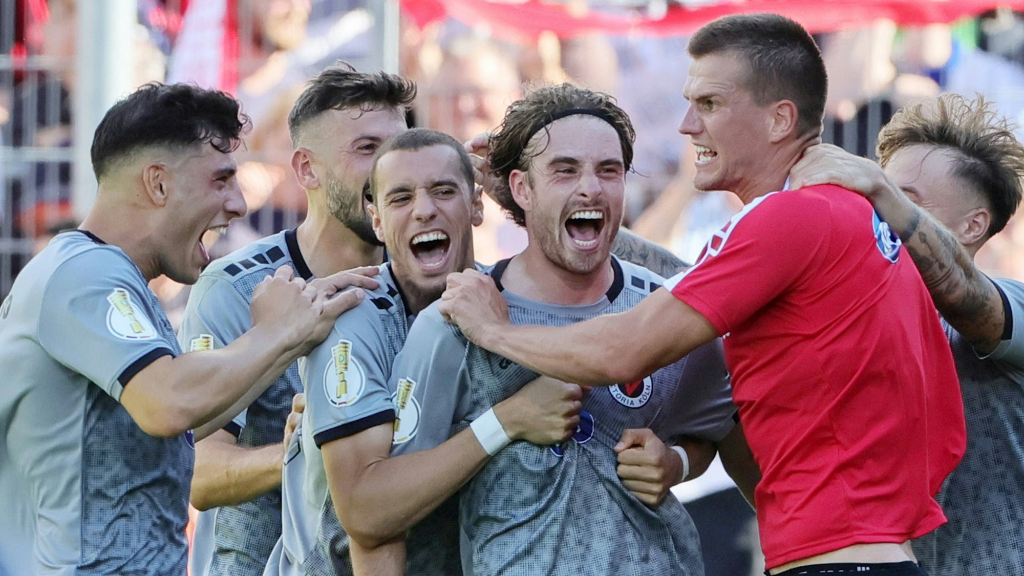 Die Spieler von Viktoria Köln feiern nach ihrem Sieg gegen Werder Bremen in der ersten DFB-Pokalrunde.