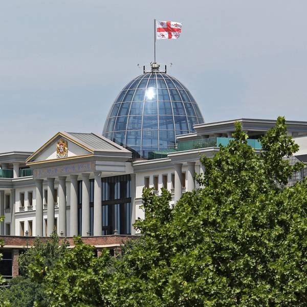 Die Flagge Georgiens weht über dem Präsidentenpalast in der georgischen Hauptstadt. In einem Imagevideo der CDU soll das Gebäude offenbar den Reichstag in Berlin darstellen. Der Fauxpas sorgt für reichlich Häme.