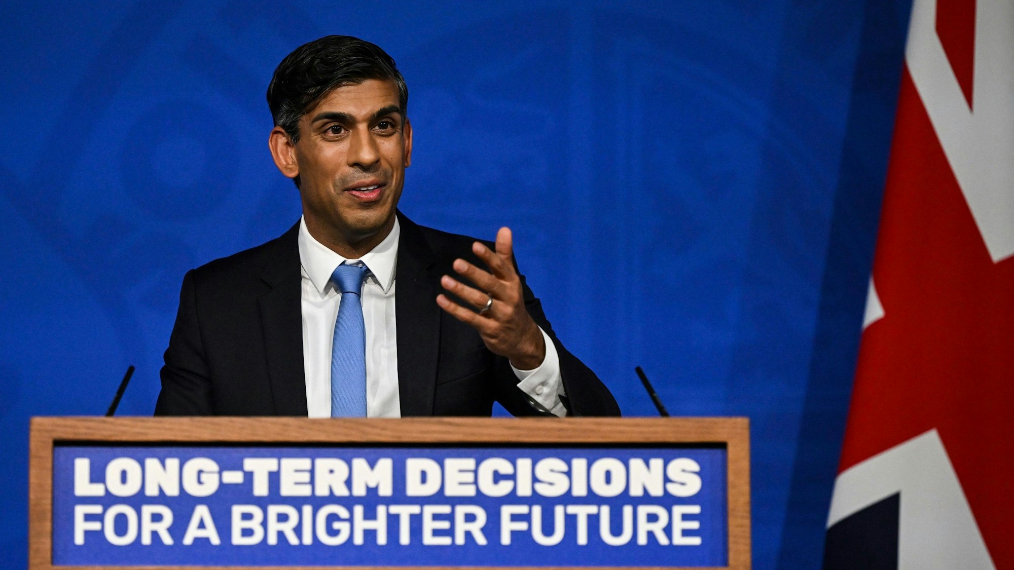 Der britische Premierminister Rishi Sunak will die Klimaziele seines Landes auf breiter Front aufweichen. Das bestätigte der konservative Politiker am Mittwoch bei einer Rede in London.