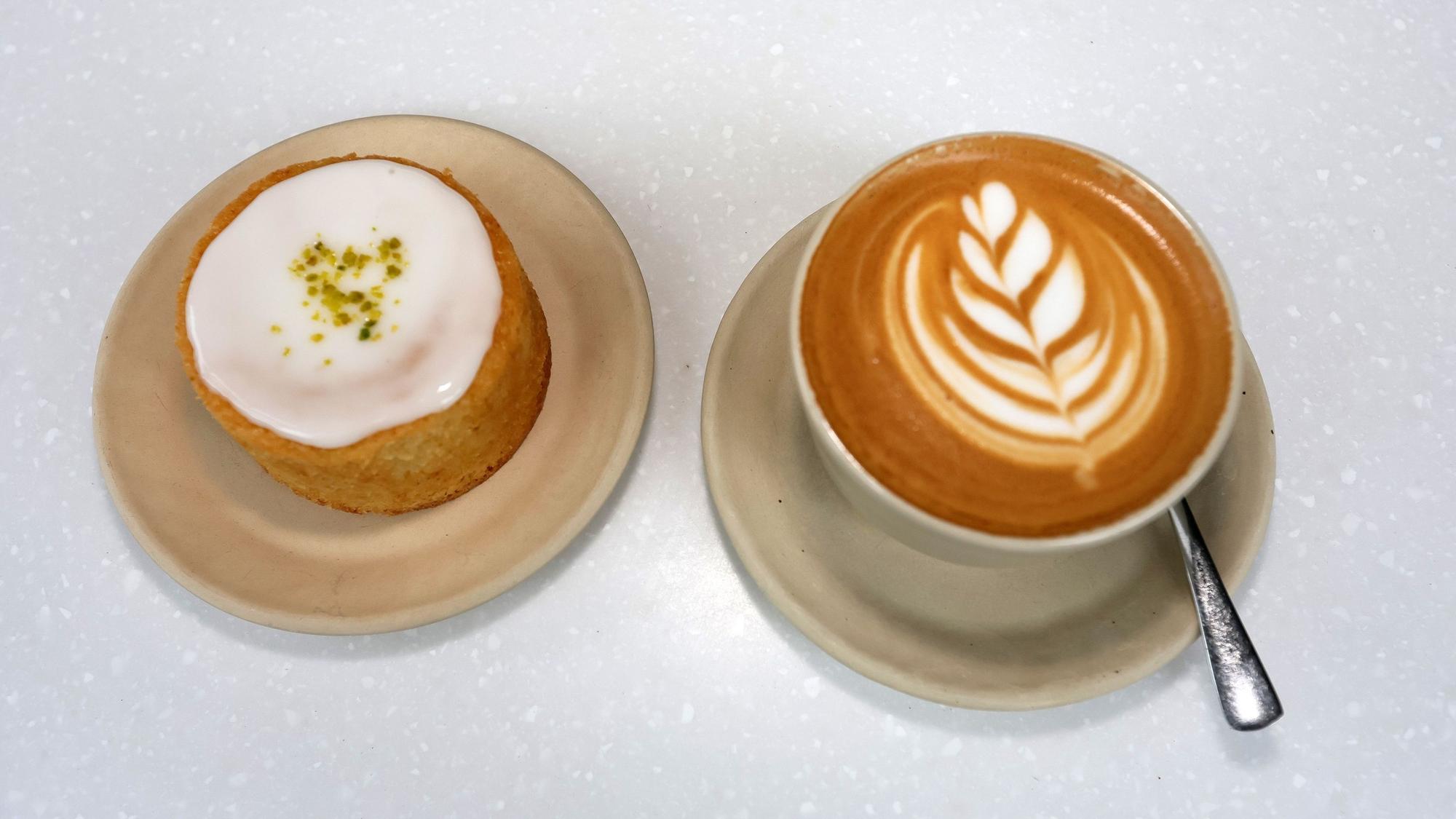 Törtchen mit weißer Schokolade und Passionsfrucht im Café Holm in Köln.