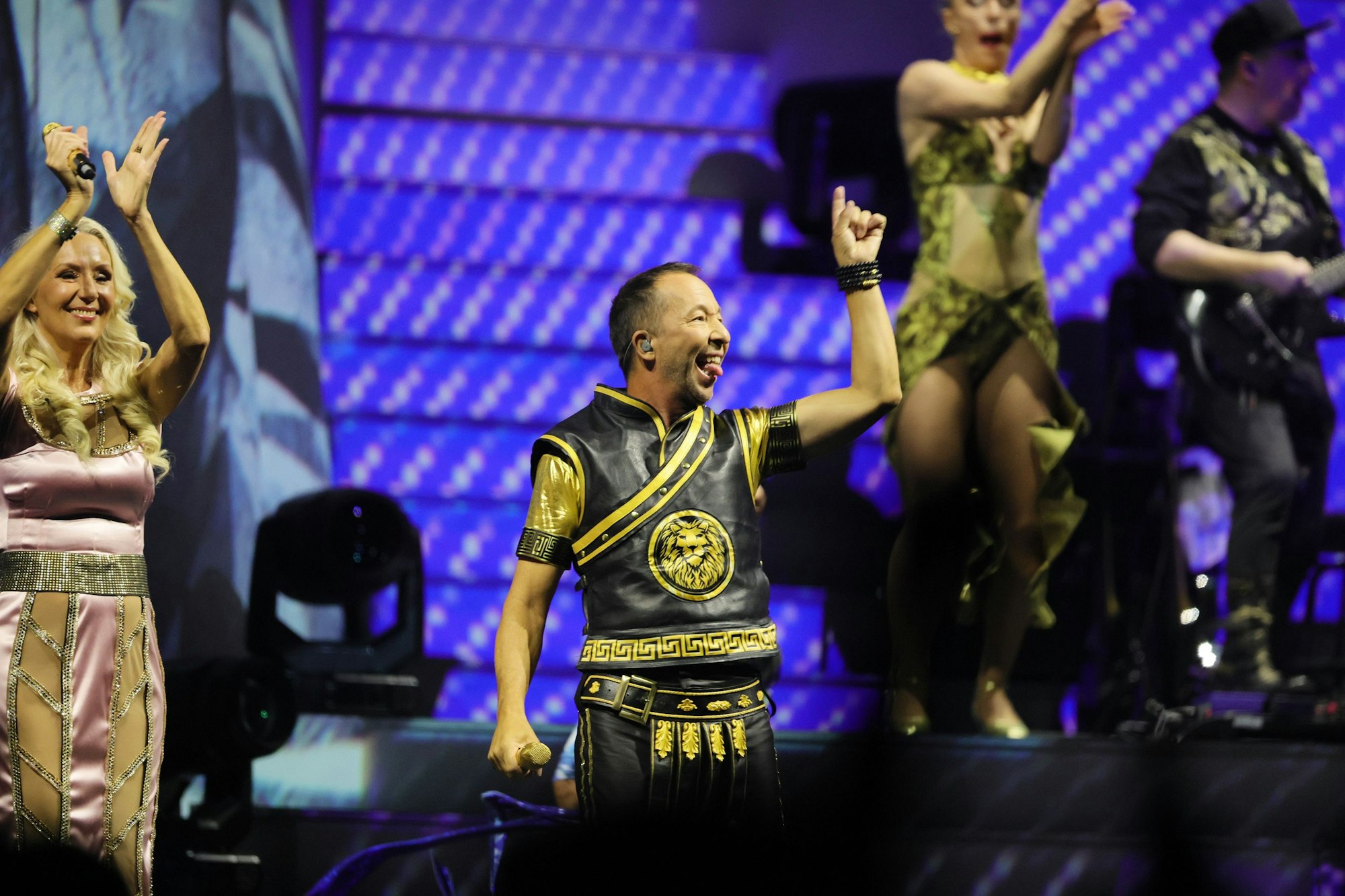 DJ Bobo steht mit Tänzern auf der Bühne.