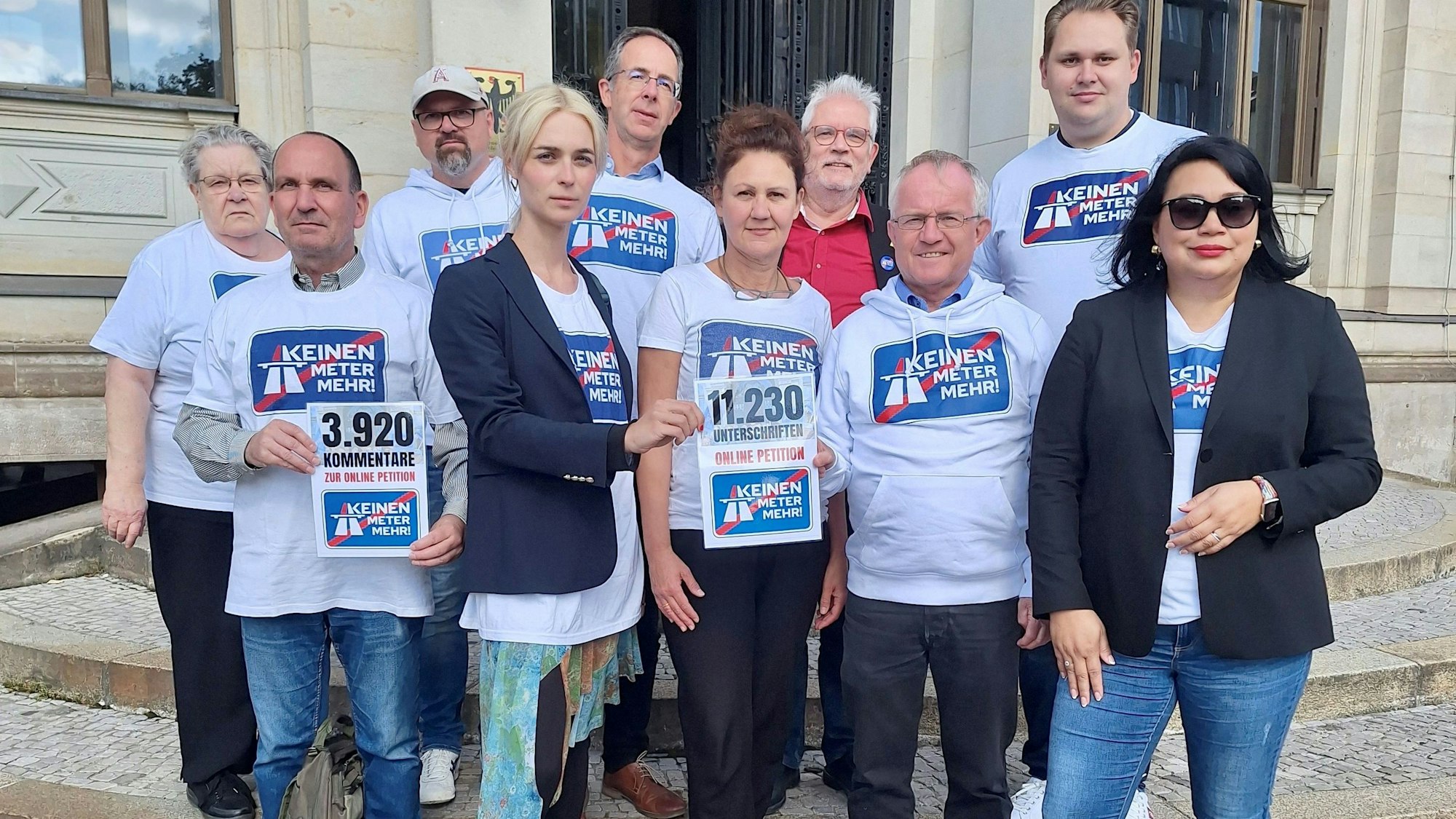 Vertreter des Bündnisses „Keinen Meter mehr“ haben im Berliner Verkehrsministerium eine Petition mit 11.200 Unterschriften und 3902 Kommentaren übergeben.