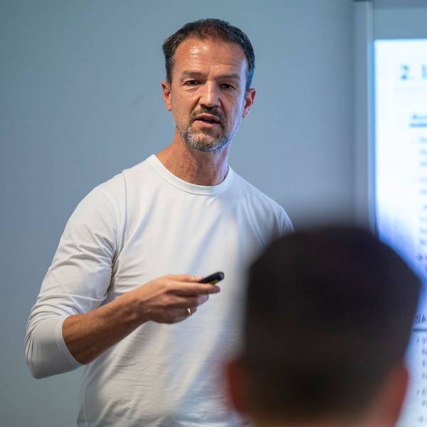 Fredi Bobic referiert in der Sporthochschule.