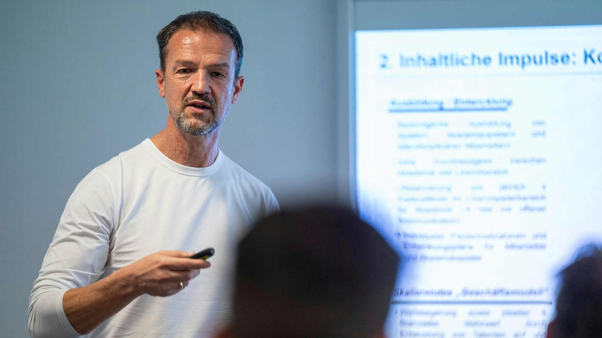 Fredi Bobic referiert in der Sporthochschule.