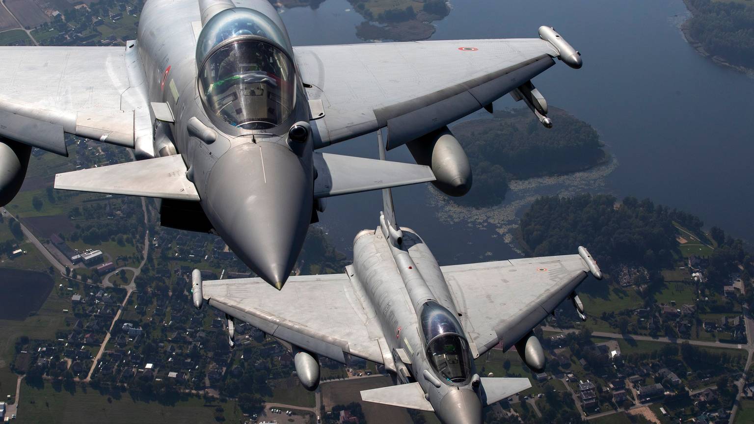 Zwei Mehrzweckkampfflugzeuge vom Typ „Eurofighter Typhoon“ der italienischen Luftwaffe nehmen in Litauen an der NATO Baltic Air Policing Mission teil. (Archivbild/Symbolbild)