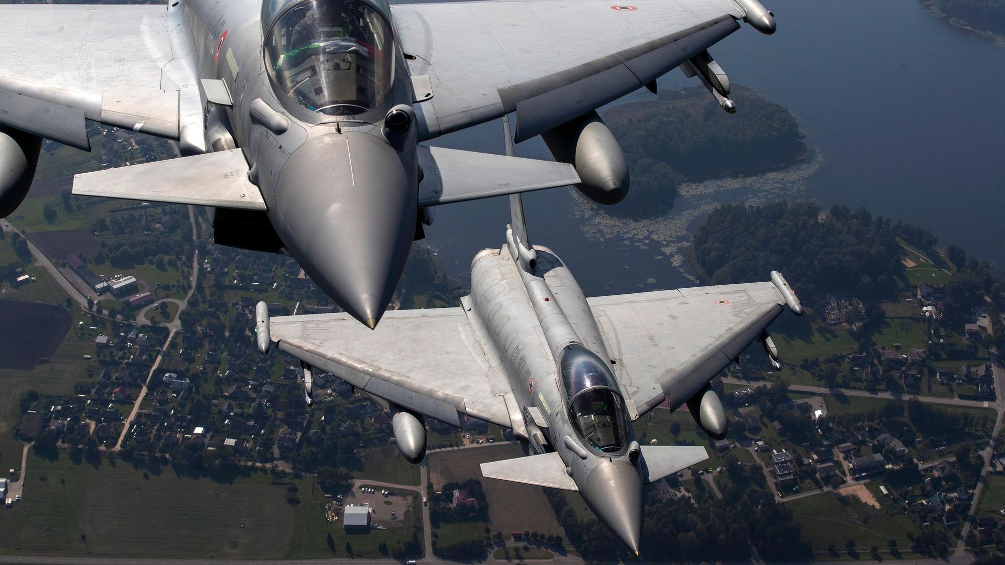 Zwei Mehrzweckkampfflugzeuge vom Typ „Eurofighter Typhoon“ der italienischen Luftwaffe nehmen in Litauen an der NATO Baltic Air Policing Mission teil. (Archivbild/Symbolbild)