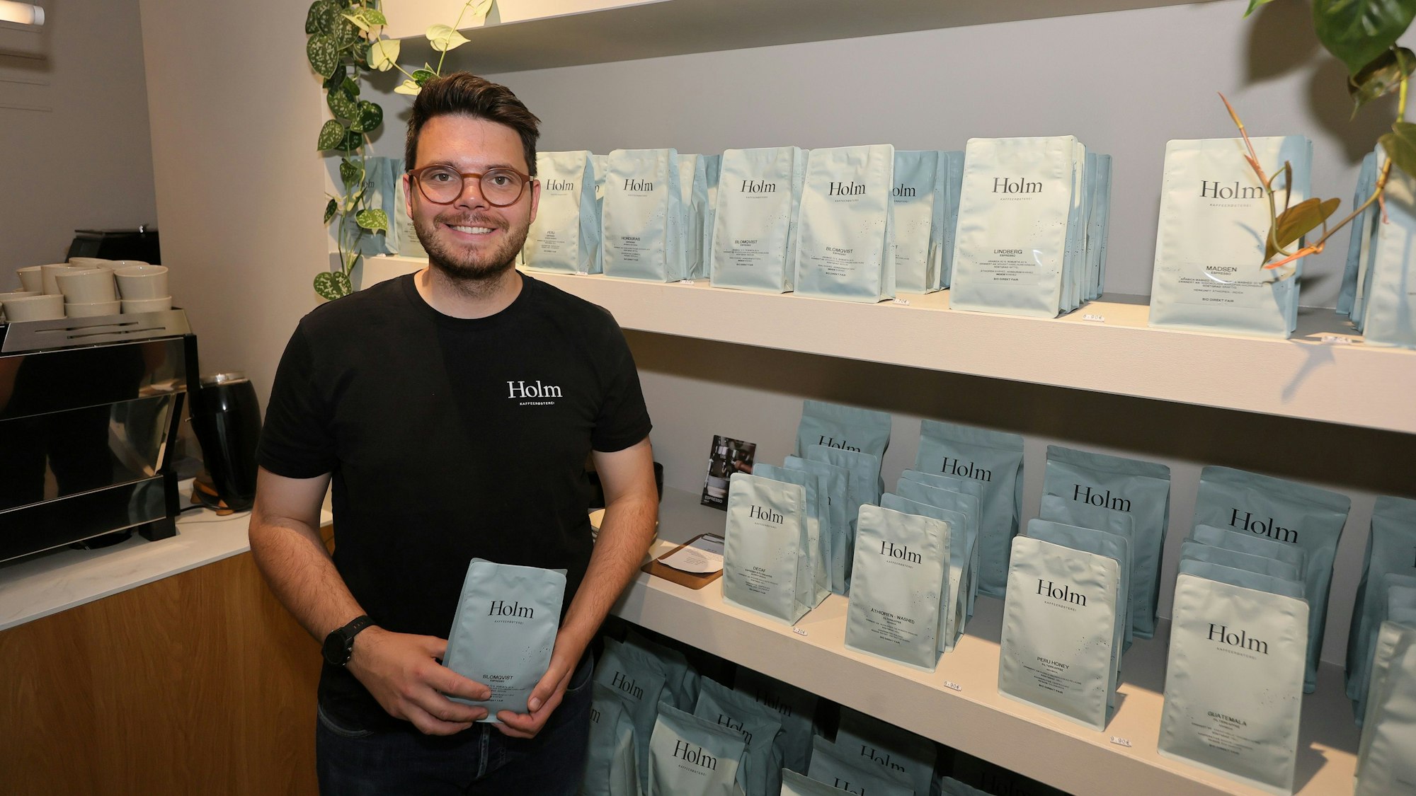 Einer der Inhaber präsentiert seinen Kaffee.