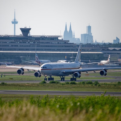 Pannenflieger der Bundeswehr landet nach dem Flug von Abu Dhabi auf dem Flughafen Köln/Bonn.