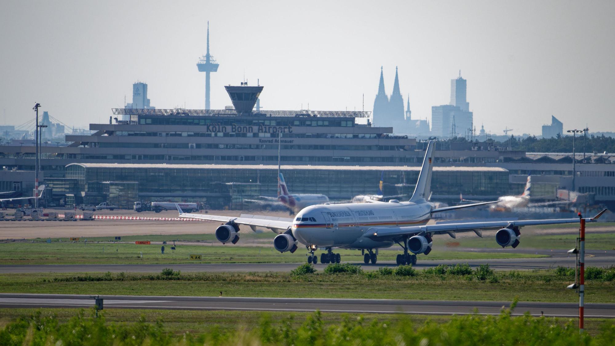 Pannenflieger der Bundeswehr landet nach dem Flug von Abu Dhabi auf dem Flughafen Köln/Bonn.