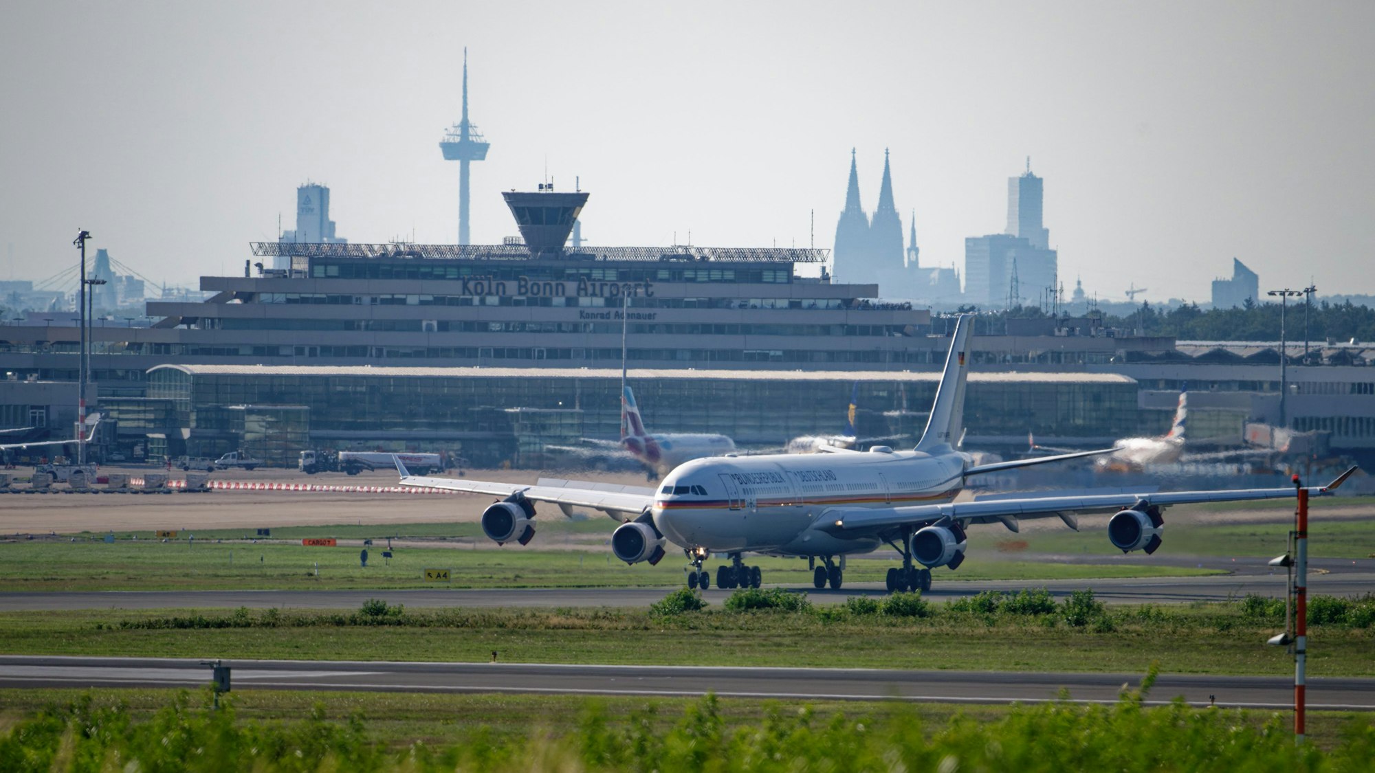 Pannenflieger der Bundeswehr landet nach dem Flug von Abu Dhabi auf dem Flughafen Köln/Bonn.