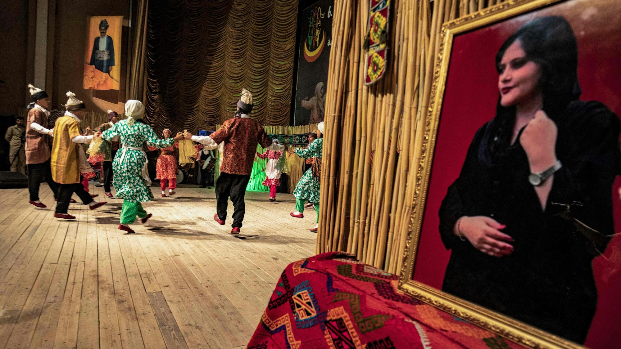 Ein Porträt von Mahsa Amini steht auf einem Tisch.