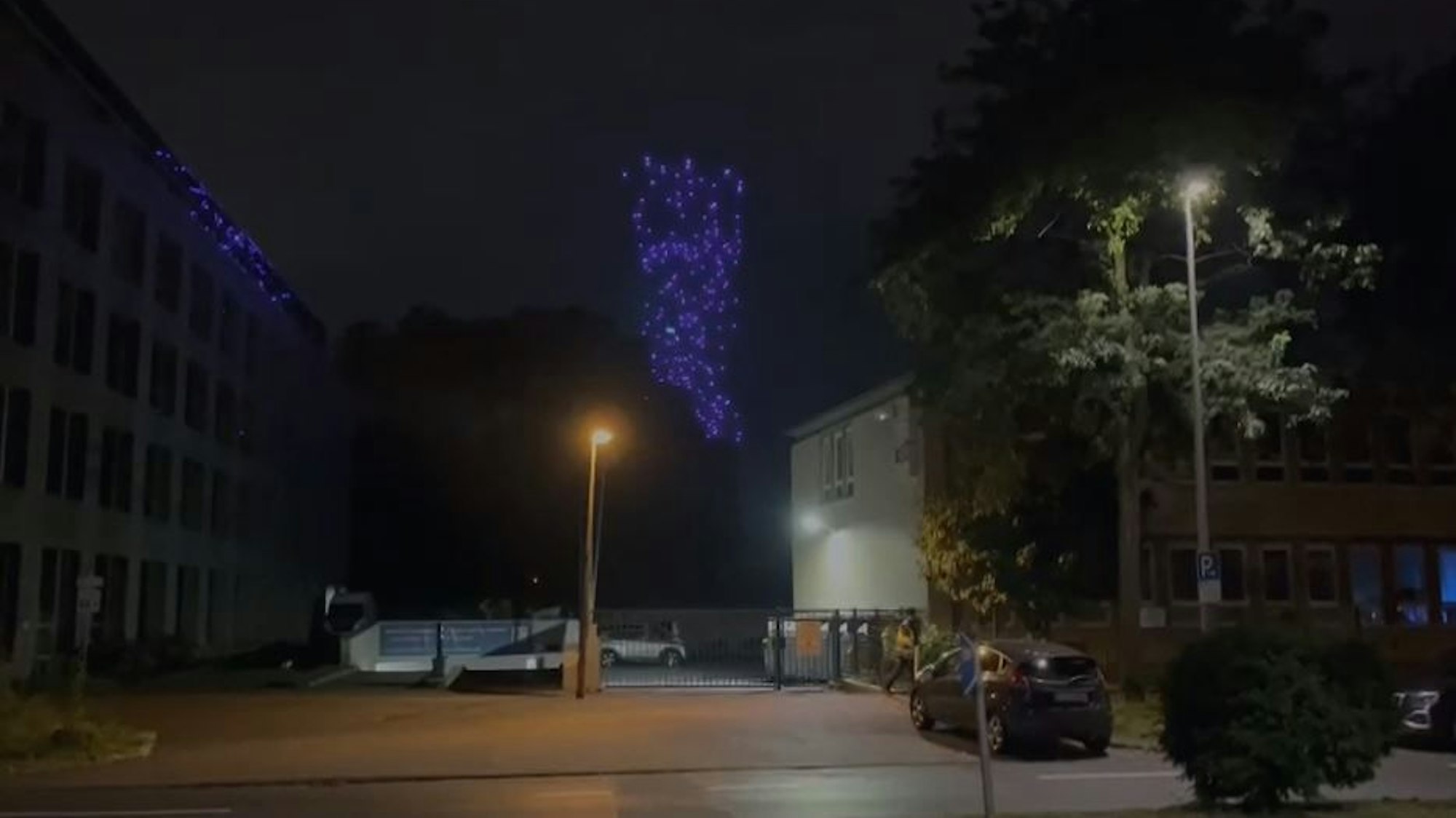 Leuchtende Drohnen sind wieder auf dem Weg in Richtung Boden.