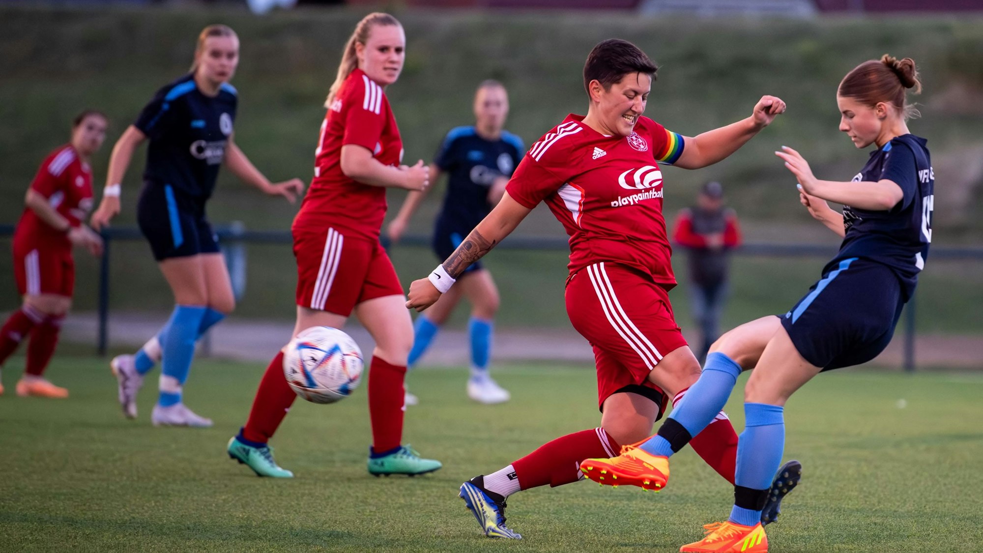 Das Bild zeigt Christina Fischer vom TuS Zülpich (2.v.r.), die einen Schritt zu spät kommt.