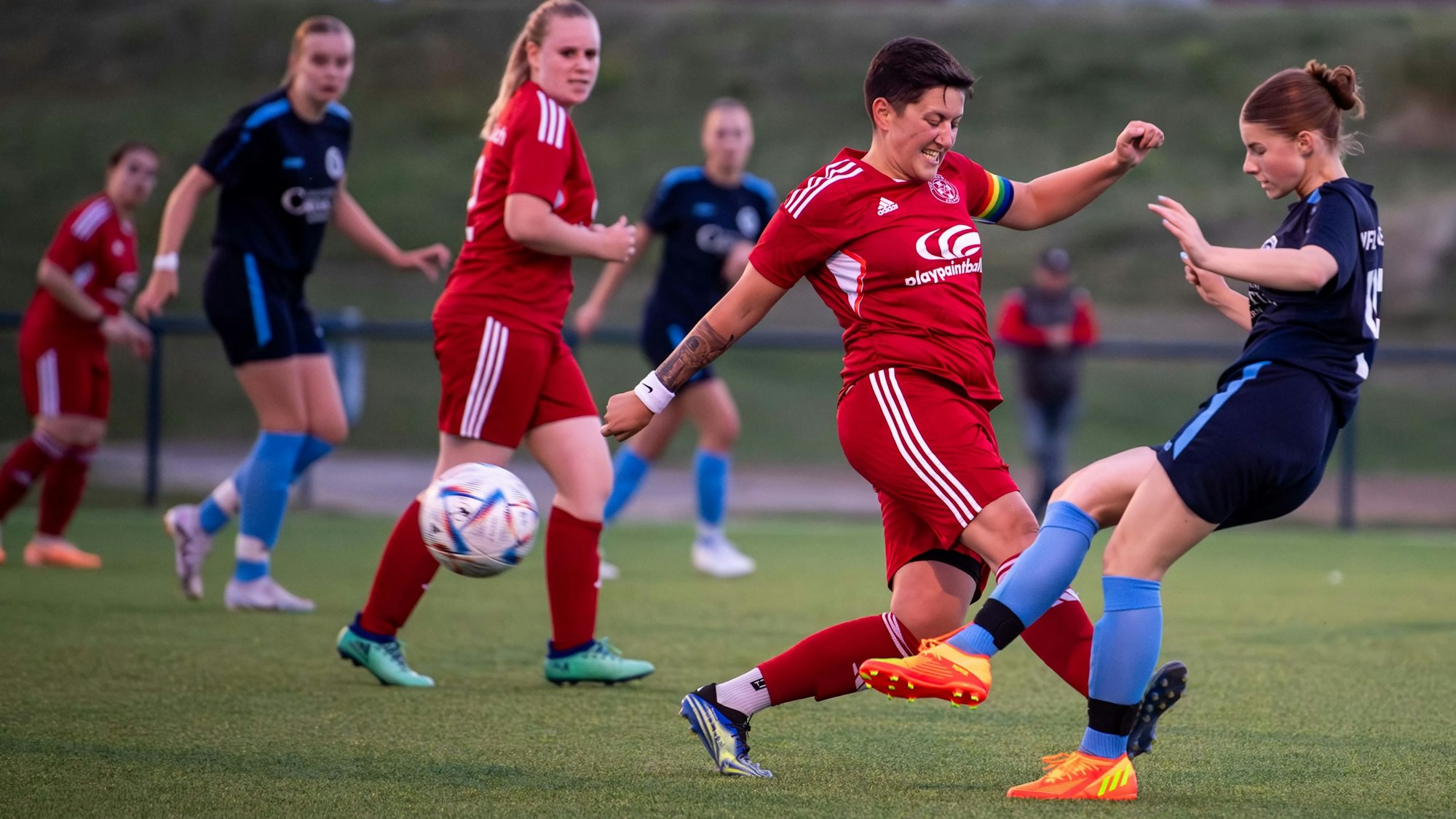 Ina Schneiders (r.) spitzelt den Ball an Christina Fischer vorbei.