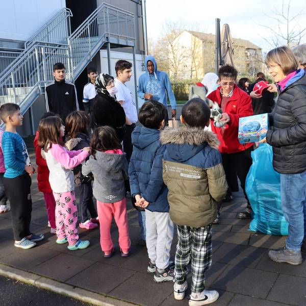 Mitglieder von Mosaik verteilten in jedem Jahr Weihnachtsgechenke an die Kinder in den Flüchtlingsunterkünften. Foto: Uwe Schäfer