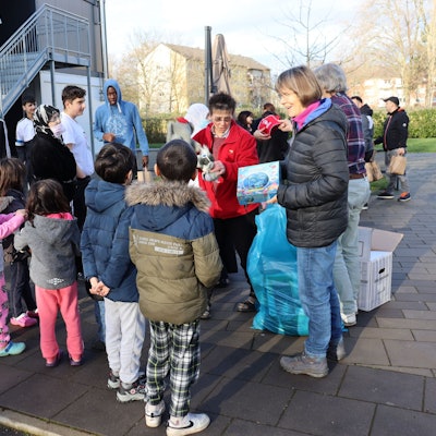 Mitglieder von Mosaik verteilten in jedem Jahr Weihnachtsgechenke an die Kinder in den Flüchtlingsunterkünften. Foto: Uwe Schäfer