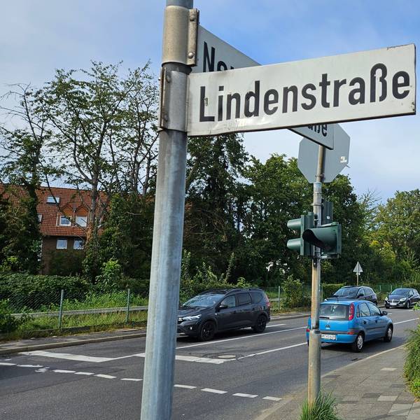 Viele Autos stehen an einer Straßenkreuzung.