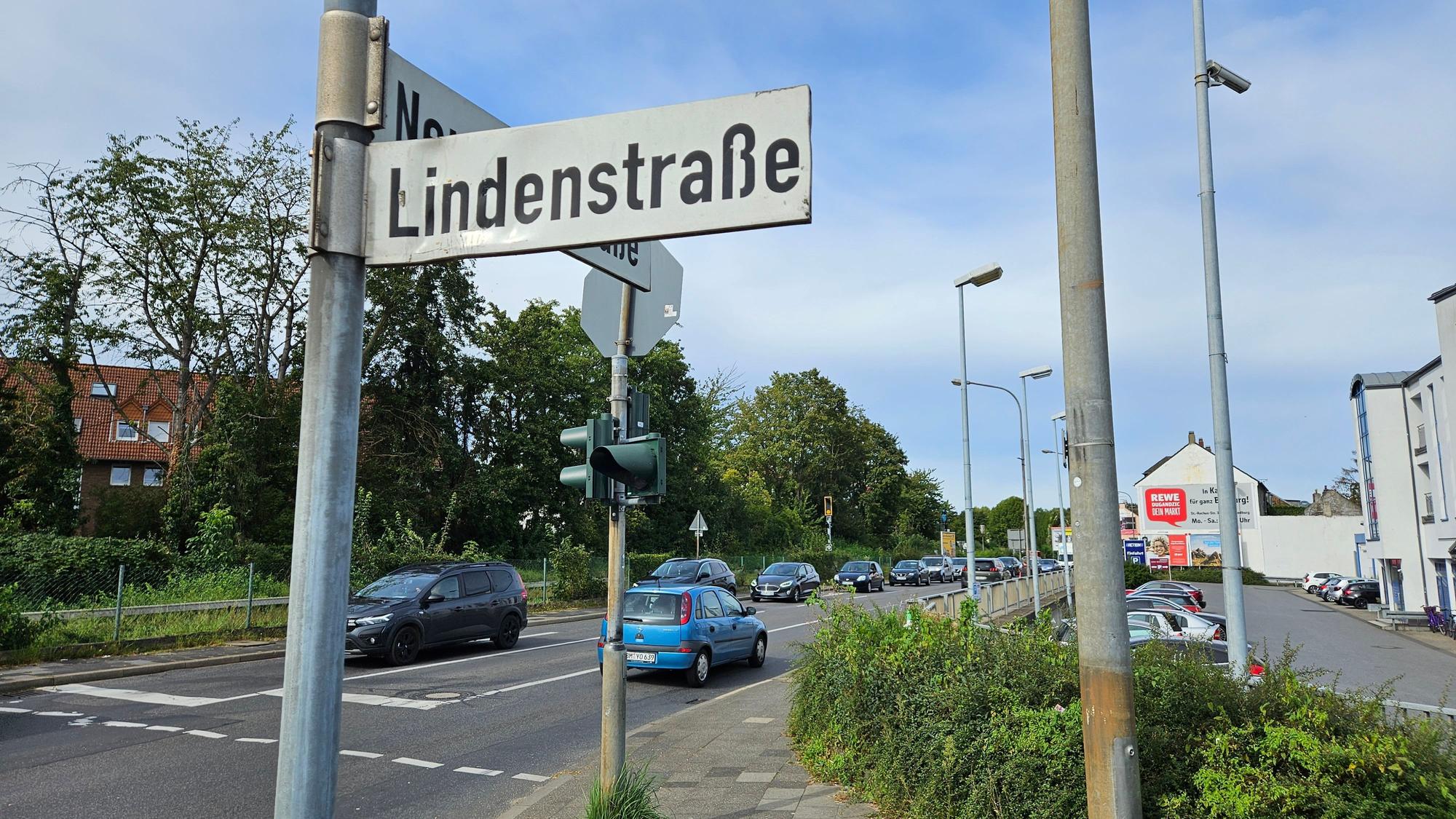 Viele Autos stehen an einer Straßenkreuzung.