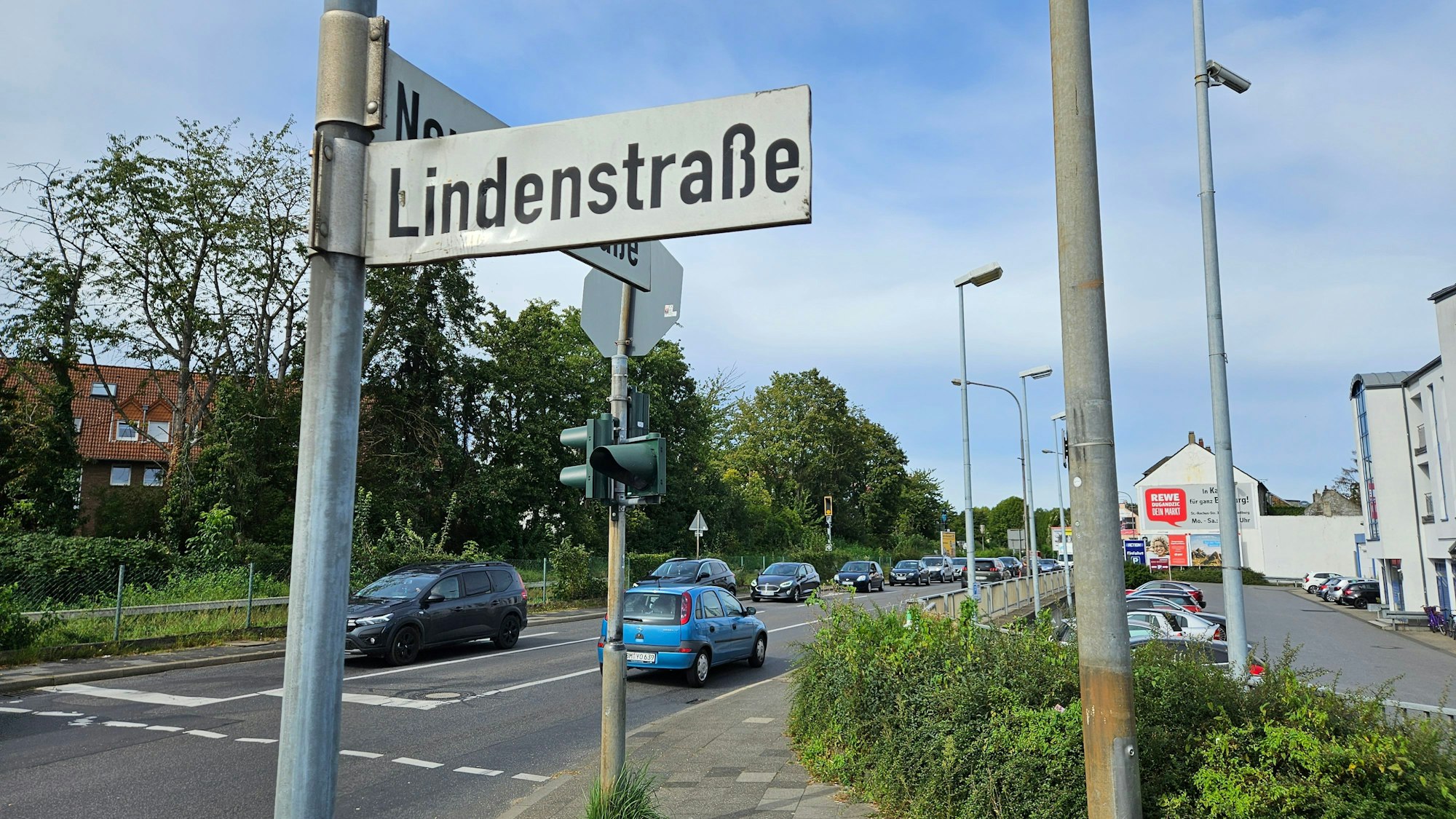 Viele Autos stehen an einer Straßenkreuzung.