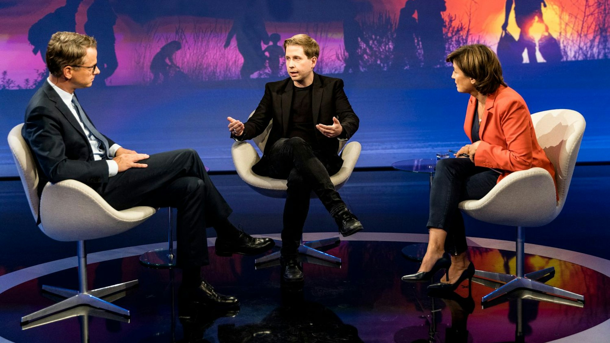 CDU-Generalsekretär Carsten Linnemann, SPD-Generalsekretär Kevin Kühnert und Moderatorin Sandra Maischberger im Gespräch bei der ARD-Talkshow am Dienstagabend.