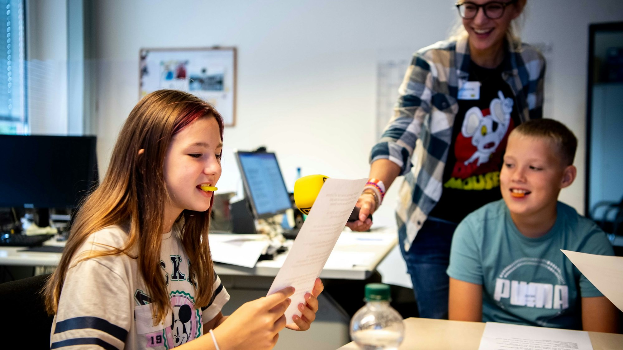 Das Bild zeigt Josie, die von einem Blatt einen Text abliest.