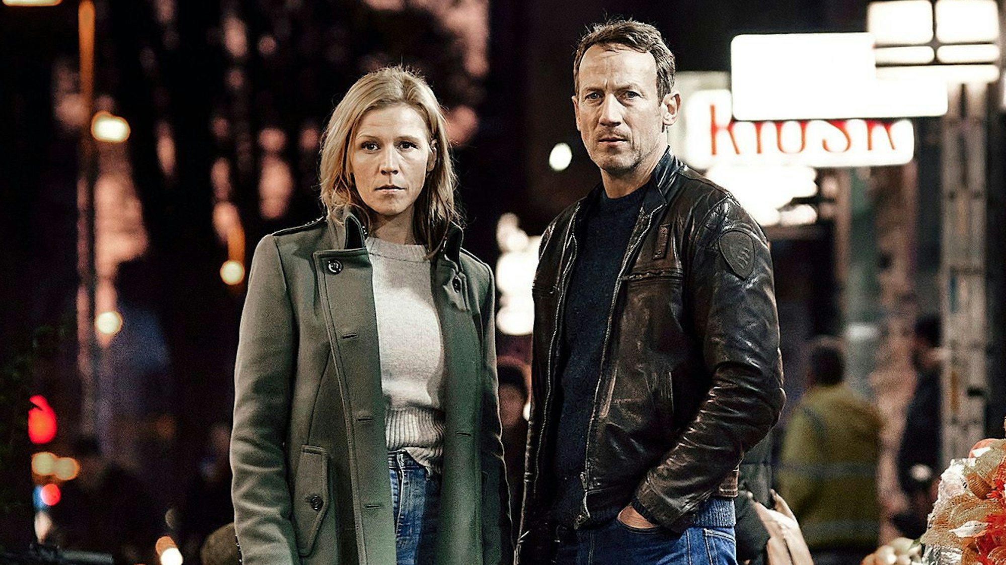Kommissar Thorsten Falke (Wotan Wilke Möhring) und Komissarin Julia Grosz (Franziska Weisz) blicken im Hamburger Tatort in Richtung Kamera.