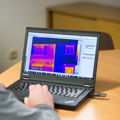 Ein Energieberater betrachtet die Aufnahmen einer Wärmebildkamera.