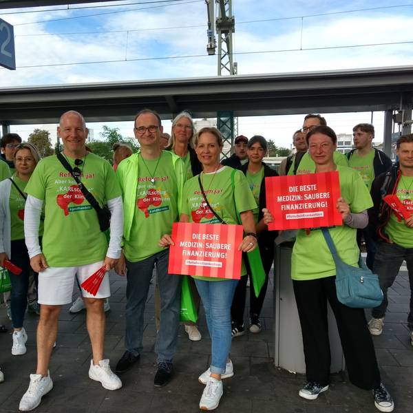 Pflegedirektorin Julia Schwab, Geschäftsführer Thomas Karls und der ärztliche Direktor Sascha Wiehstutz (v.r.) am Mittwochmorgen gemeinsam mit Dutzenden Mitarbeitern des Remigius-Krankenhauses auf dem Weg nach Düsseldorf.