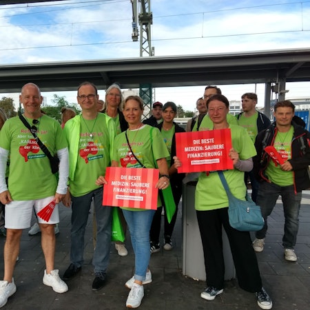 Pflegedirektorin Julia Schwab, Geschäftsführer Thomas Karls und der ärztliche Direktor Sascha Wiehstutz (v.r.) am Mittwochmorgen gemeinsam mit Dutzenden Mitarbeitern des Remigius-Krankenhauses auf dem Weg nach Düsseldorf.