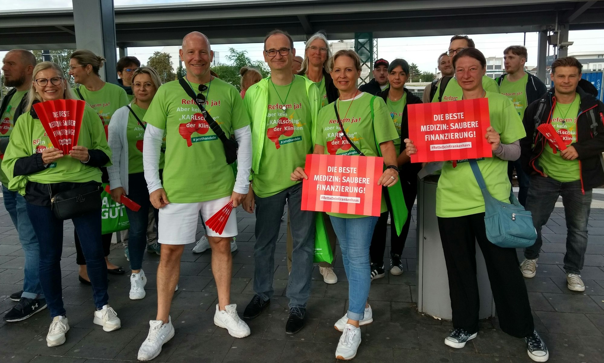 Pflegedirektorin Julia Schwab, Geschäftsführer Thomas Karls und der ärztliche Direktor Sascha Wiehstutz (v.r.) am Mittwochmorgen gemeinsam mit Dutzenden Mitarbeitern des Remigius-Krankenhauses auf dem Weg nach Düsseldorf.