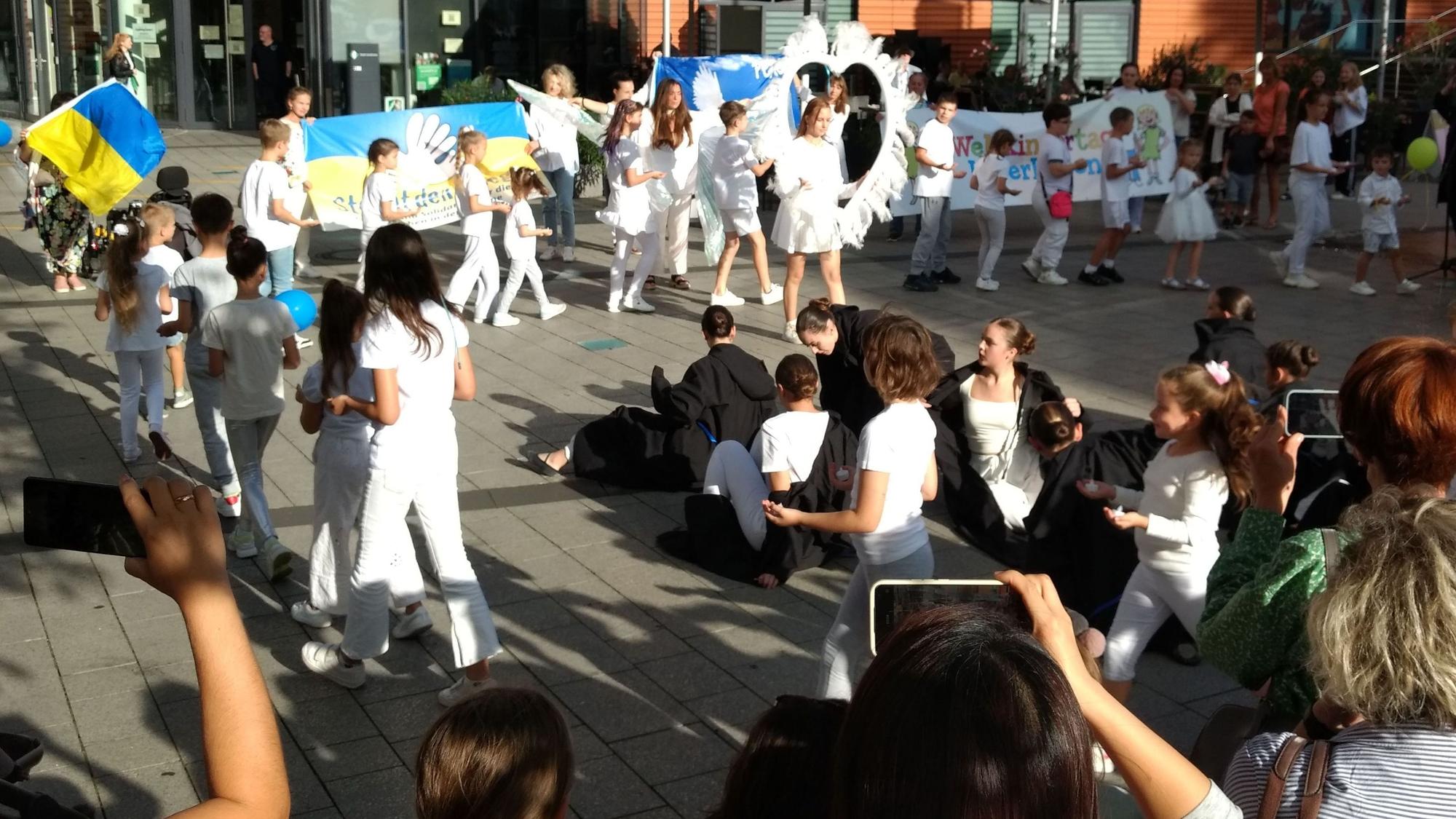 Tänzerisch begann die Demonstration zum Weltkindertag in Wiesdorf.