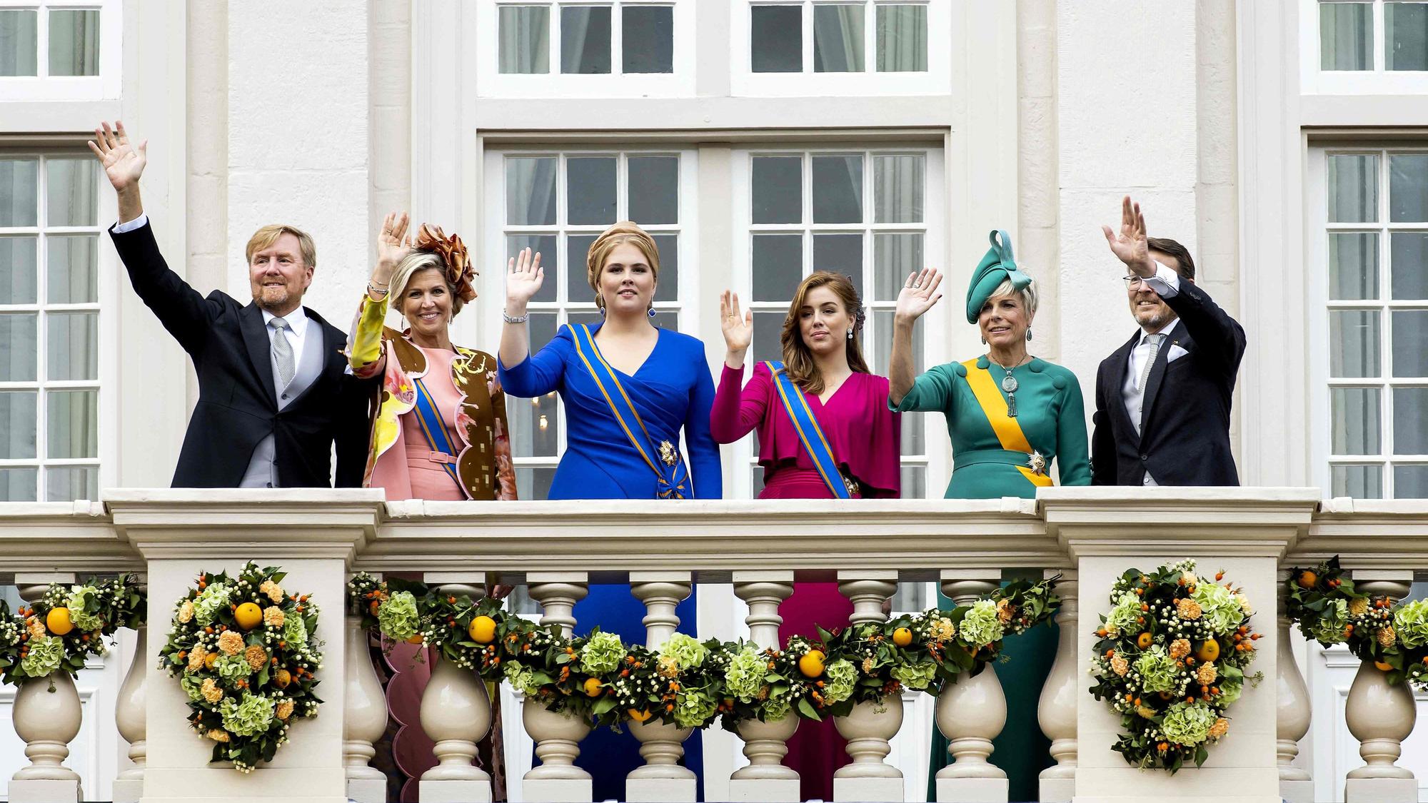 König Willem-Alexander, Königin Máxima, Prinzessin Amalia, Prinzessin Alexia, Prinzessin Laurentien und Prinz Constantijn winken während der Balkonszene im Noordeinde-Palast am Tag des Haushalts, nachdem Willem-Alexander die Thronrede in der Schouwburg in Den Haag gehalten hat.