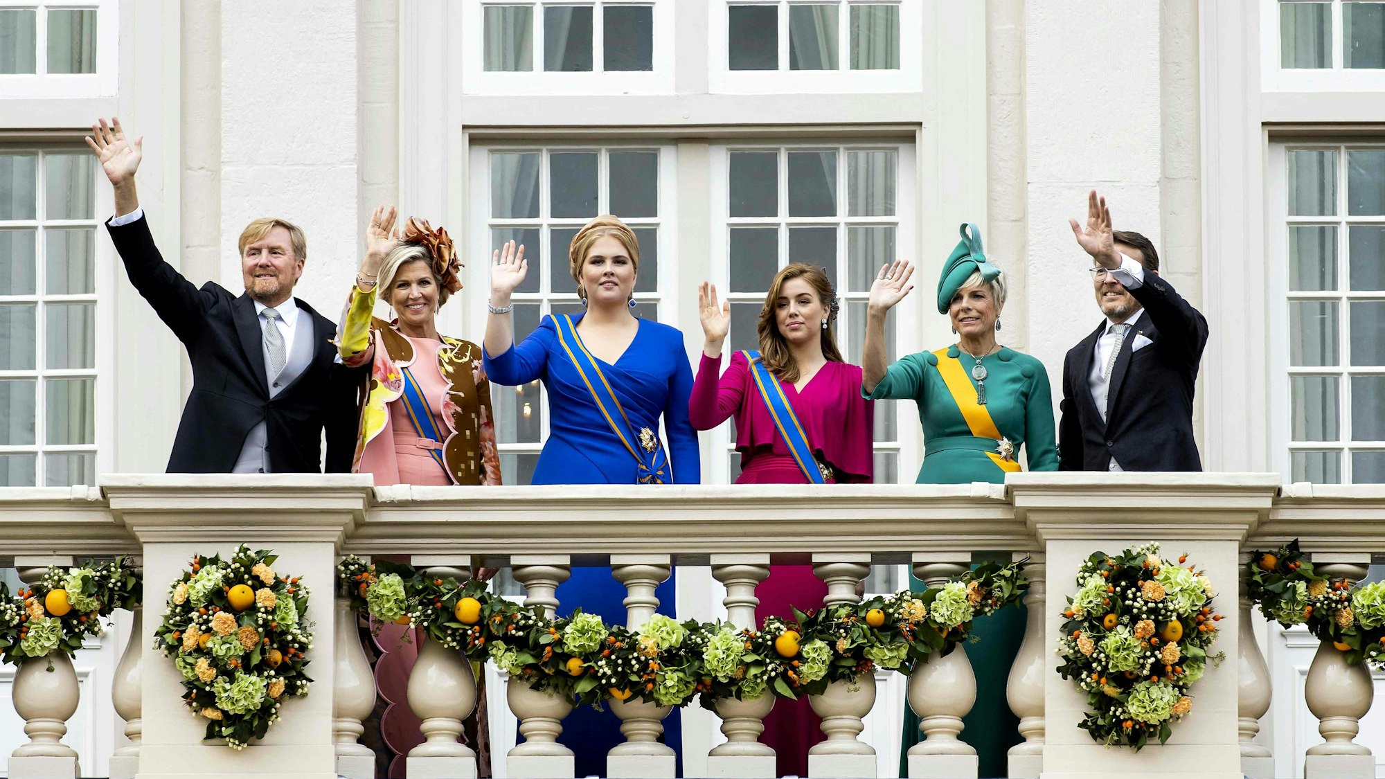 König Willem-Alexander, Königin Máxima, Prinzessin Amalia, Prinzessin Alexia, Prinzessin Laurentien und Prinz Constantijn winken während der Balkonszene im Noordeinde-Palast am Tag des Haushalts, nachdem Willem-Alexander die Thronrede in der Schouwburg in Den Haag gehalten hat.