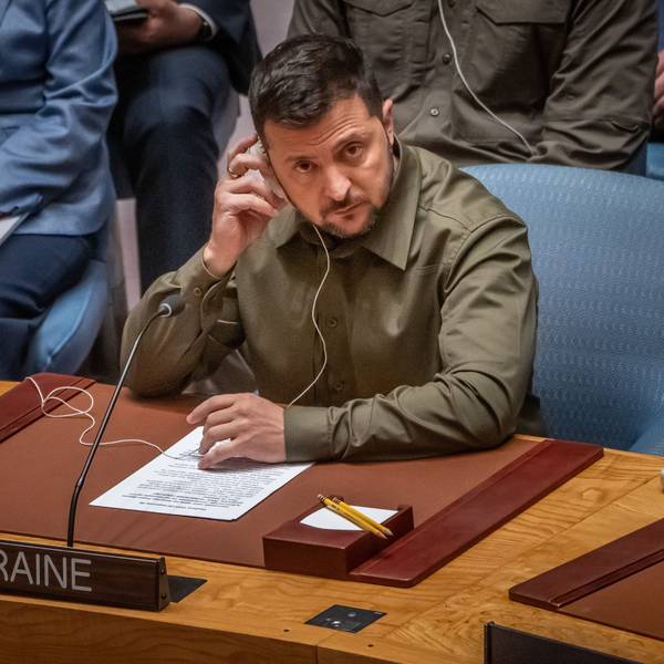 Der ukrainische Präsident Wolodymyr Selenskyj hört einer Rede bei der Sitzung des UN-Sicherheitsrats in New York zu.